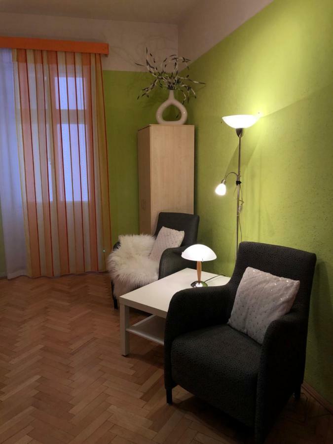 Appartamento Apartmán Orchidej u Vřídla Karlovy Vary Esterno foto